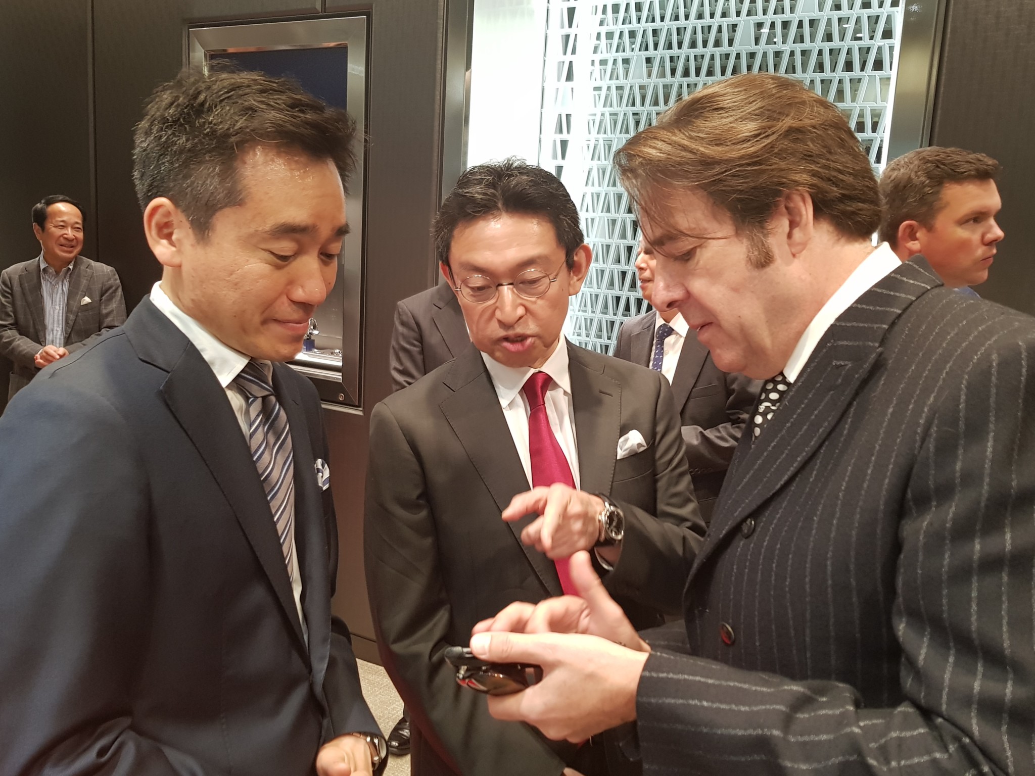 Kinya Iwami left) discuses Japanese culture with TV personality Jonathan Ross right).