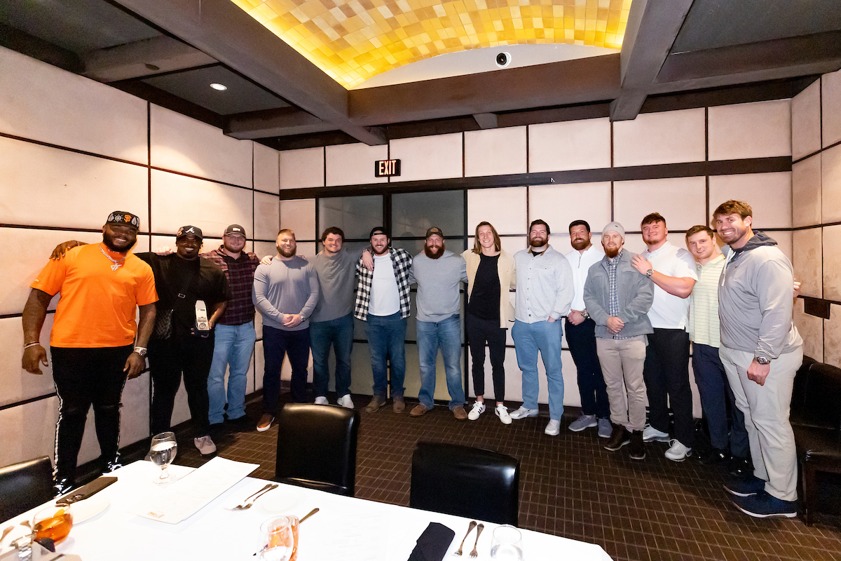 WATCH FACES: NFL Star Gifts Breitling Avenger Chronograph To Teammates At Holiday Dinner - Vimarsana News